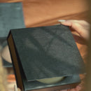 Unboxing dos cobre-mamilos Nip No More com luz quente e suave, destacando o design. Conforto e estilo garantido—adquira o seu hoje!